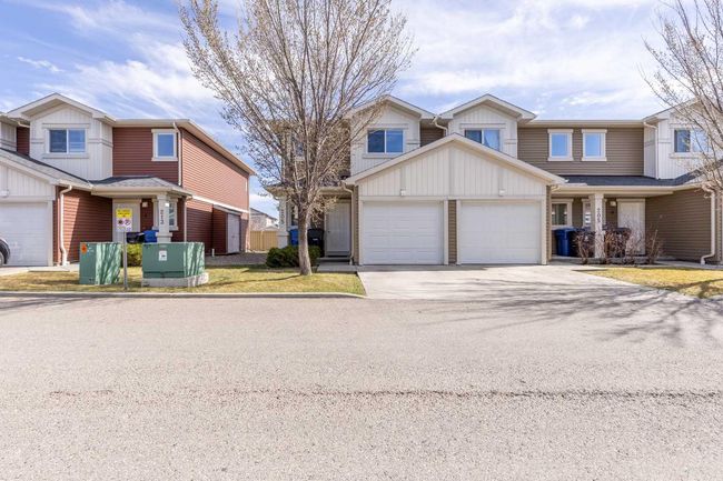 8 - 205 Silkstone Rd W, Townhouse with 3 bedrooms, 2 bathrooms and 2 parking in Lethbridge AB | Image 4
