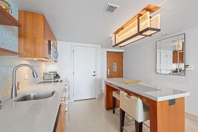 516 - 6801 Collins Ave, Condo with 1 bedrooms, 1 bathrooms and null parking in Miami Beach FL | Image 3