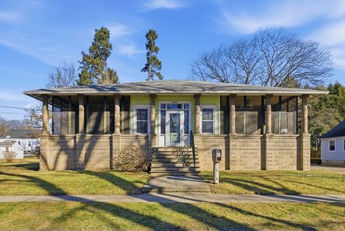 18 Cedar St, Northampton, MA, 01060-4202 | Card Image