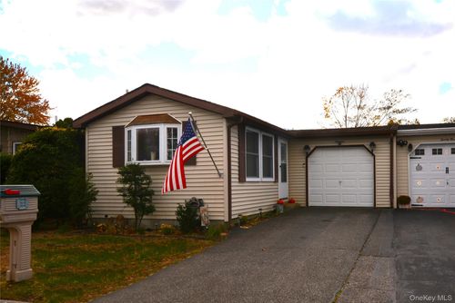 19 Dogwood Ln, Manorville, NY, 11949-3112 | Card Image