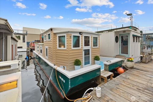 47-2143 N Northlake Way, Seattle, WA, 98103-9100 | Card Image