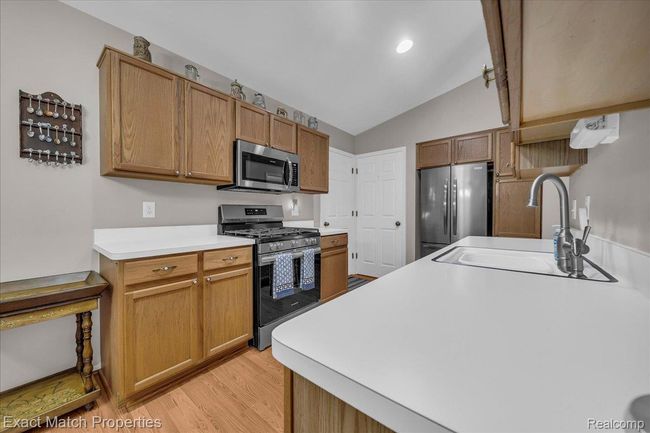 Gas stove and built-in microwave oven | Image 19