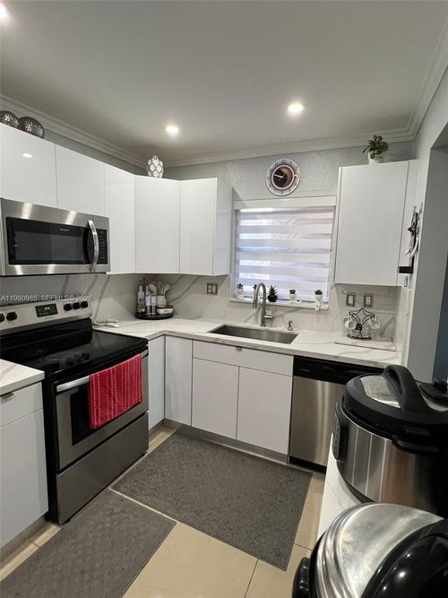 apt-304-13715 Kendale Lakes Cir, Miami, FL, 33183-2375 | Card Image