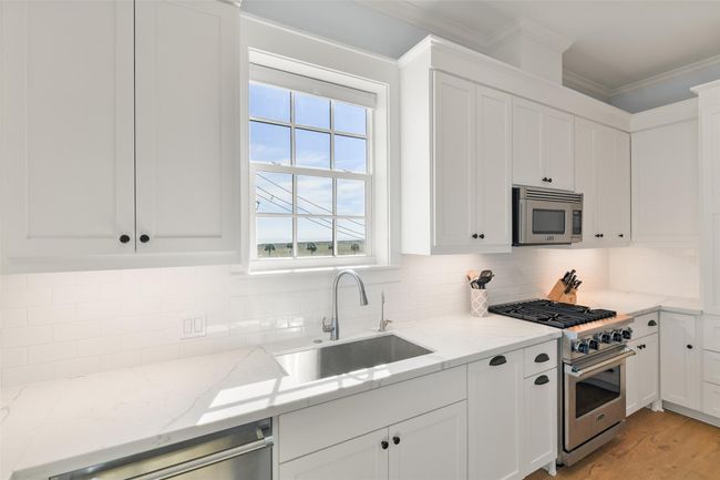 Additional view of kitchen. | Image 17