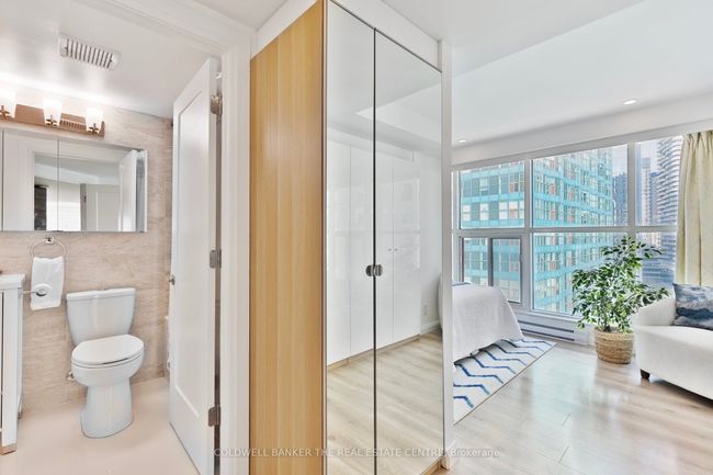 2002 - 99 Harbour Sq, Condo with 2 bedrooms, 2 bathrooms and 1 parking in Toronto ON | Image 15
