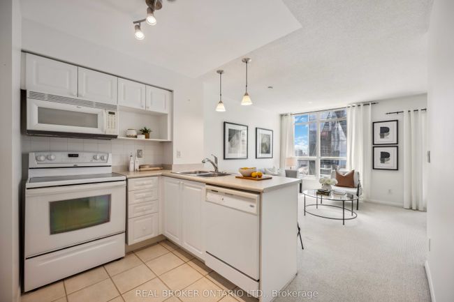 1913 - 18 Yonge St, Condo with 2 bedrooms, 2 bathrooms and null parking in Toronto ON | Image 8