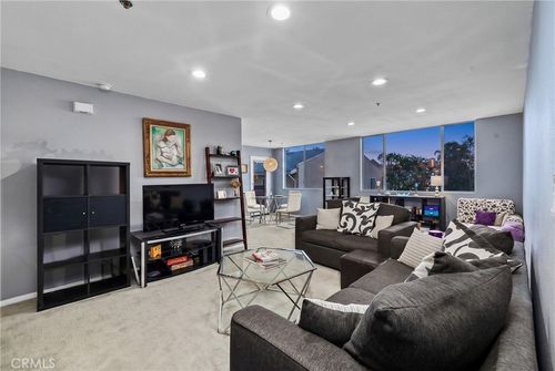 239-4501 Cedros Ave, Sherman Oaks, CA, 91403-4118 | Card Image