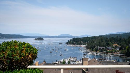 304-6880 Wallace Dr, Brentwood Bay, BC, V8M1N8 | Card Image