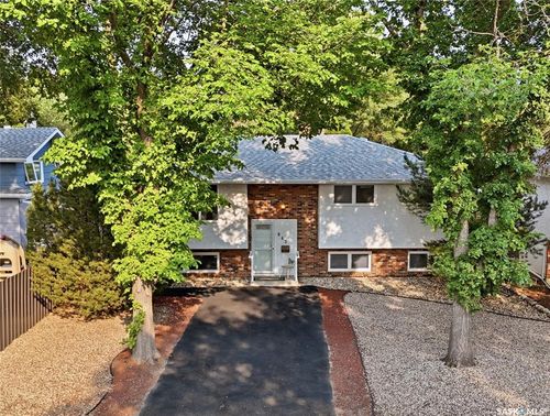 843 N N Mcintosh St, Regina, SK, S4R6H1 | Card Image