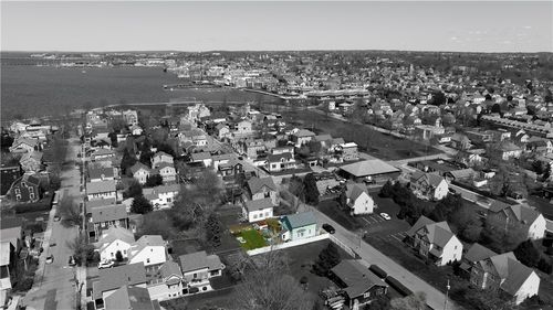 65 Houston Ave, Newport, RI, 02840-3915 | Card Image