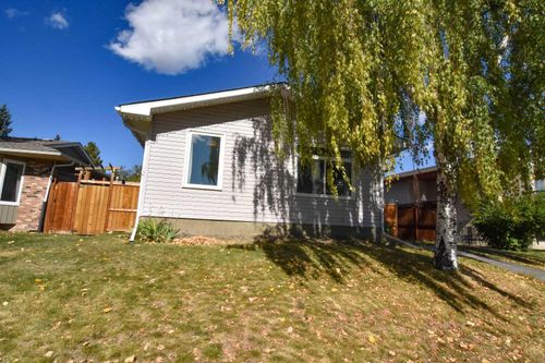 112 Woodvale Road Sw, Calgary, AB, T2W3M8 | Card Image
