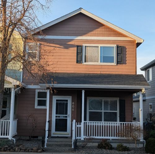 606 Blue Moon Dr, Central Point, OR, 97502-8636 | Card Image