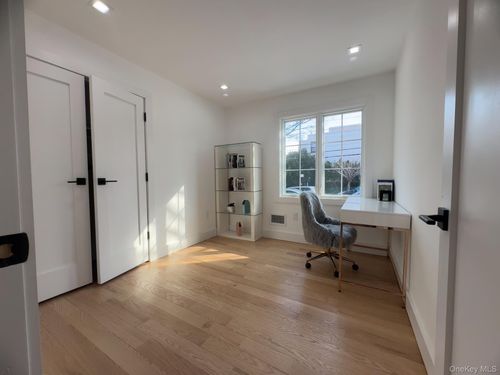 frnt-2-31-214-31 W 39th St, New York, NY, 10018-8299 | Card Image