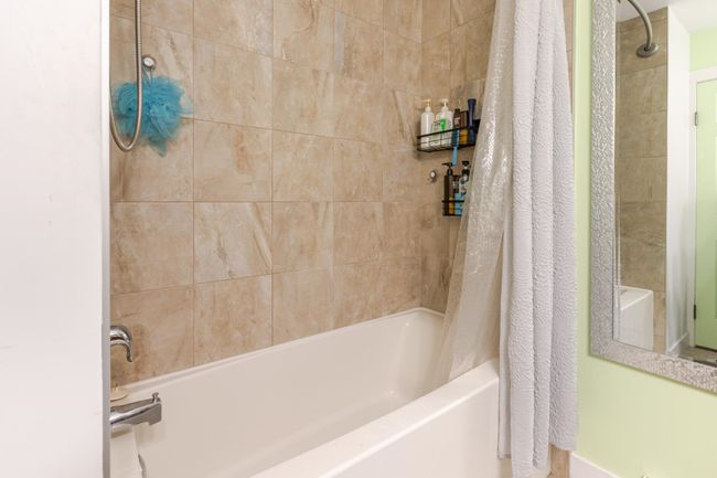 Bathroom with shower / bath combination with curtain | Image 14