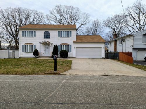 38 3rd St, Ronkonkoma, NY, 11779-5368 | Card Image