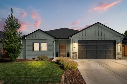 997 Arrowhead Trl, Eagle Point, OR, 97524-8615 | Card Image