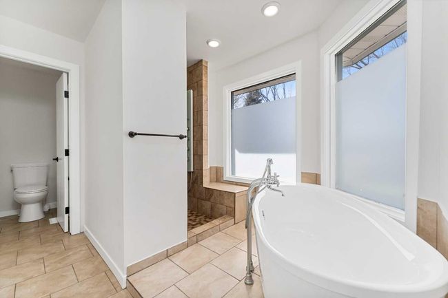 919 Shawnee Dr Sw, House other with 5 bedrooms, 4 bathrooms and 4 parking in Calgary AB | Image 25