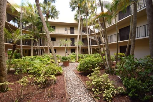220-5220 Las Verdes Cir, Delray Beach, FL, 33484-8071 | Card Image