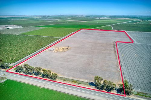 8830 S Sonoma Ave, Tranquillity, CA, 93668-9724 | Card Image