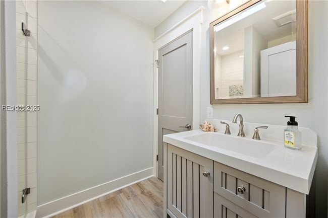 Guest Ensuite Bath with skylight | Image 36