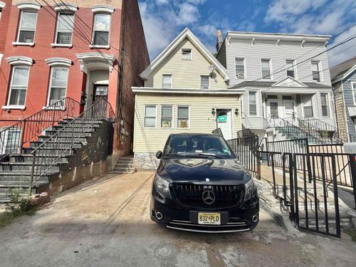 68 Brinkerhoff St, Jersey City, NJ, 07304-2516 | Card Image