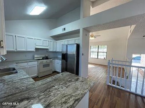 567 Kieffer Ln, El Paso, TX, 79912-7122 | Card Image