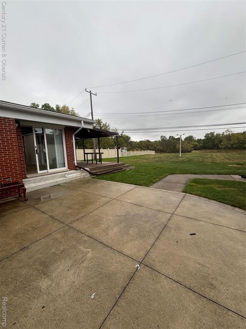 20517 River Oaks Dr, Dearborn Heights, MI, 48127-2761 | Card Image