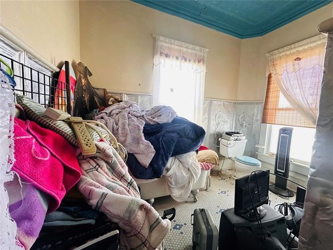 1002 Hopkins St, House other with 5 bedrooms, 3 bathrooms and null parking in Yoakum TX | Image 10