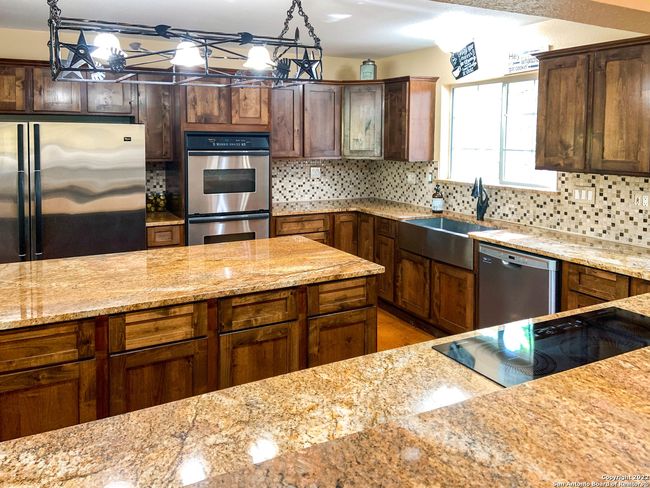 208 Scenic Mountain Dr, House other with 2 bedrooms, 3 bathrooms and null parking in Lakehills TX | Image 9