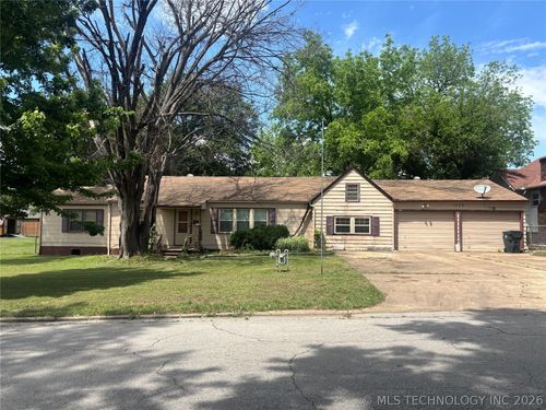 1229 E 10th St, Okmulgee, OK, 74447-5217 | Card Image