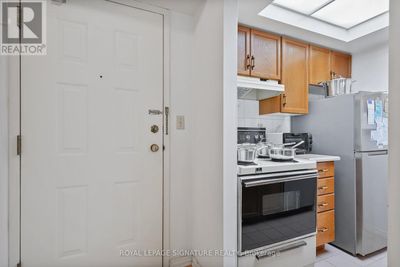 824 - 222 The Esplanade, Condo with 2 bedrooms, 1 bathrooms and 1 parking in Toronto ON | Image 2