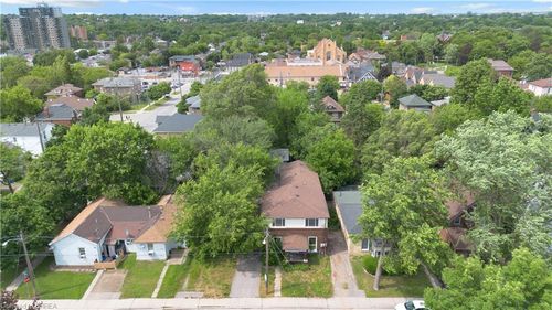 8 Victoria St, Brantford, ON, N3S3J7 | Card Image