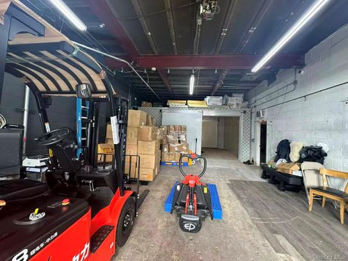 3825 Greenpoint Ave, Long Island City, NY, 11101-1911 | Card Image