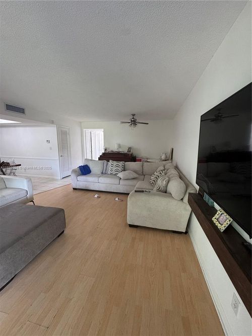 10 Se 13th St, Boca Raton, FL, 33432-7001 | Card Image
