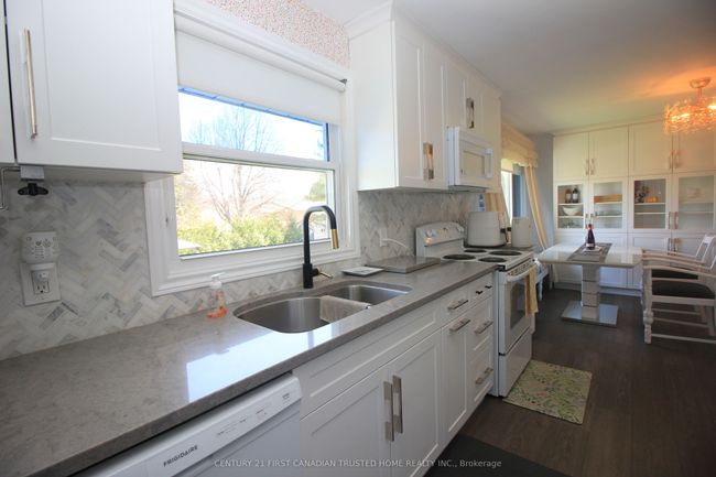 2294 Gore St, House other with 4 bedrooms, 2 bathrooms and 4 parking in Mount Brydges ON | Image 8