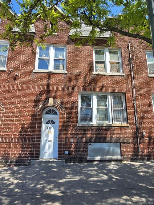 677 E 241st St, Bronx, NY, 10470-1033 | Card Image