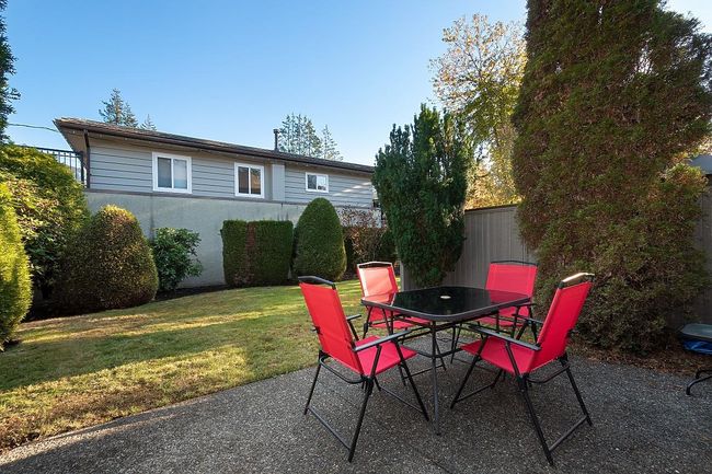 1131 Montroyal Boulevard, Townhouse with 3 bedrooms, 2 bathrooms and 2 parking in North Vancouver BC | Image 31