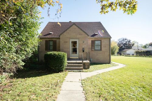 3828 S 40th St, Greenfield, WI, 53221-1030 | Card Image