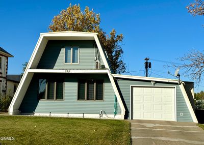 555 1 1st Avenue Sw, House other with 3 bedrooms, 2 bathrooms and null parking in Beach ND | Image 2