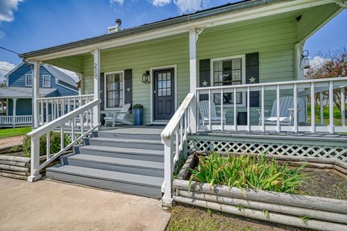 229 Sunday Cir, Fredericksburg, TX, 78624-9558 | Card Image