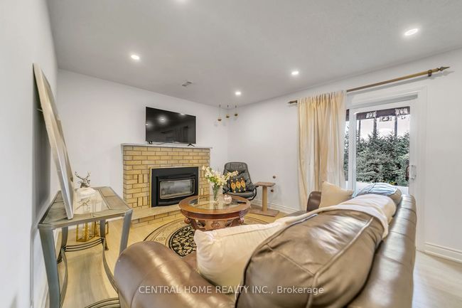 20 Hollis Cres, House other with 4 bedrooms, 3 bathrooms and 4 parking in Holland Landing ON | Image 25