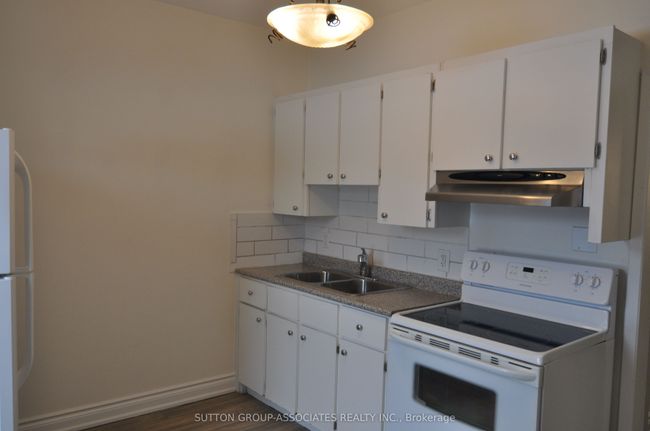 195 Montrose Ave, House attached with 3 bedrooms, 2 bathrooms and null parking in Toronto ON | Image 30