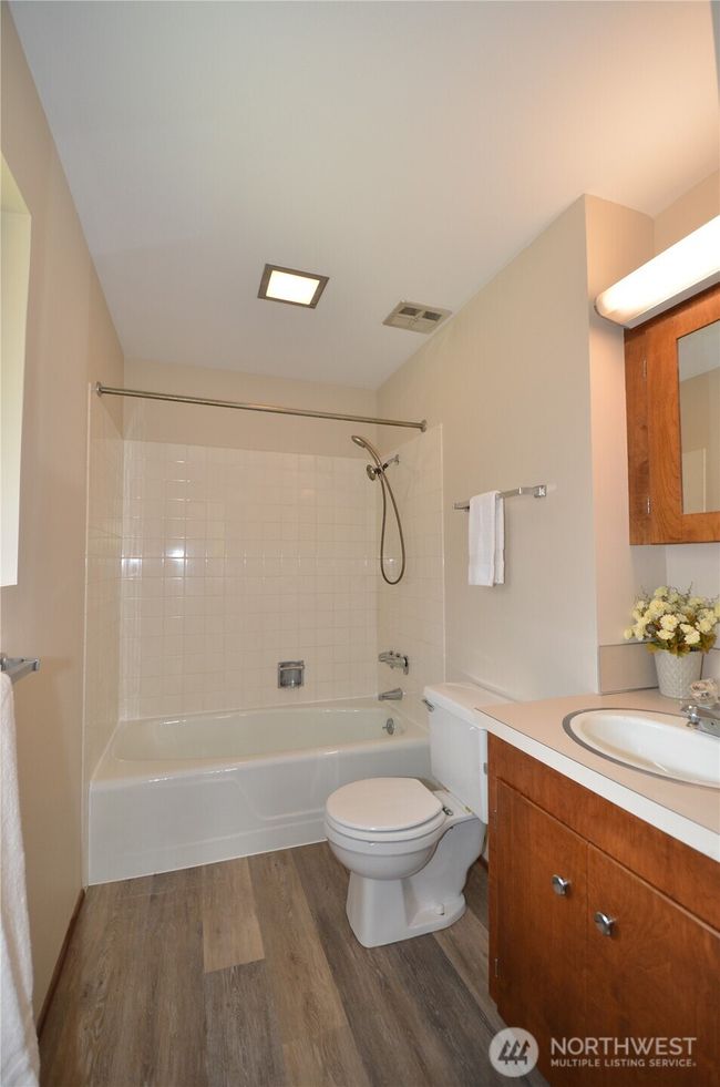 Main Bathroom | Image 18