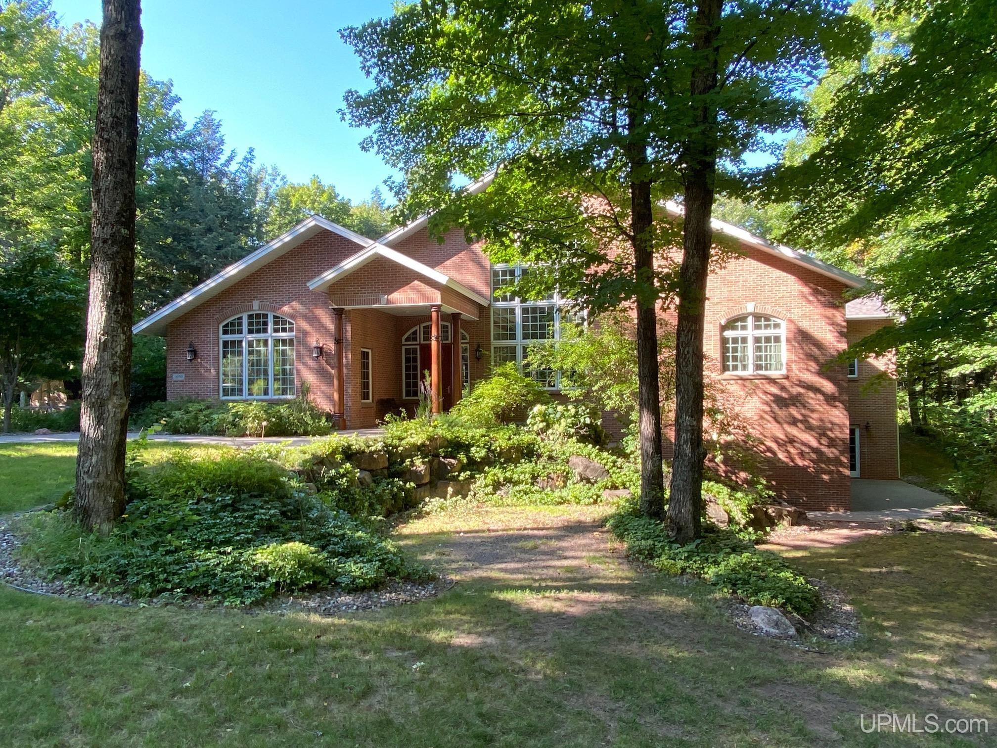 Vistanna Dr, Marquette, MI 49855