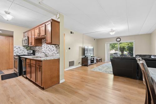 e105-5S040 Pebblewood Ln, Naperville, IL, 60563-9068 | Card Image
