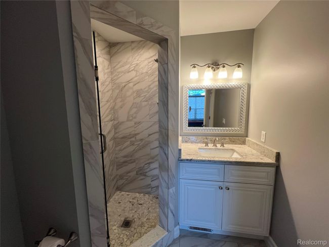 3rd bedroom bath full | Image 37