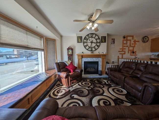 641 6 Street Se, Home with 5 bedrooms, 2 bathrooms and 6 parking in Redcliff AB | Image 6