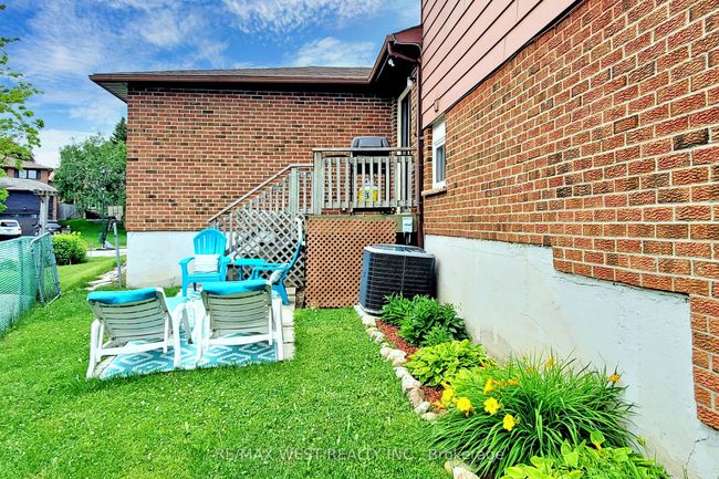 B - 39 Portland Cres, Home with 2 bedrooms, 3 bathrooms and 2 parking in Newmarket ON | Image 24