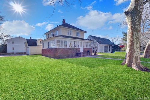 31 Hiawatha Dr, Brightwaters, NY, 11718-1130 | Card Image