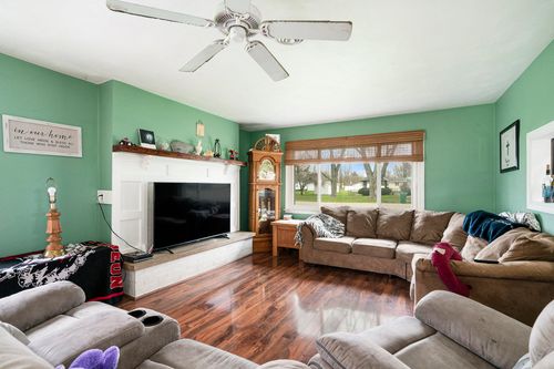211 E Vermont Ave, White Pigeon, MI, 49099-8717 | Card Image